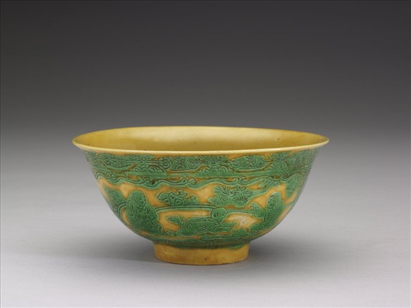 黃地綠彩嬰戲圖碗