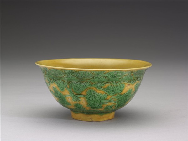 黃地綠彩嬰戲圖碗