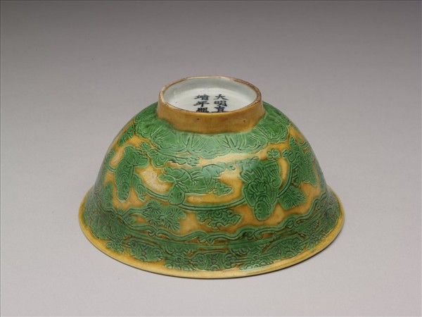 黃地綠彩嬰戲圖碗