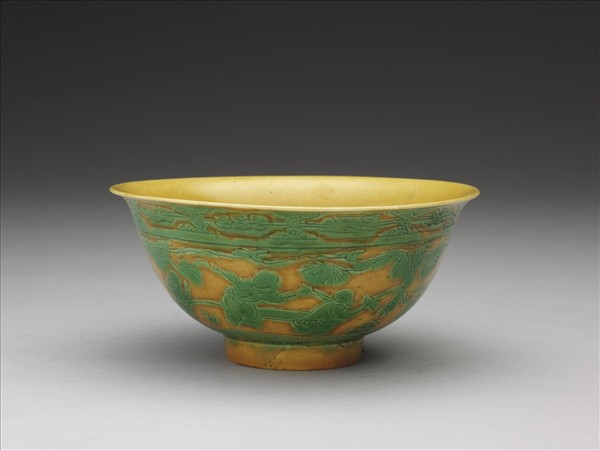 黃地綠彩嬰戲圖碗