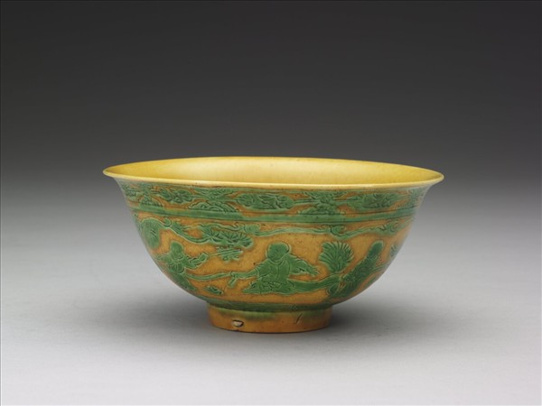 黃地綠彩嬰戲圖碗