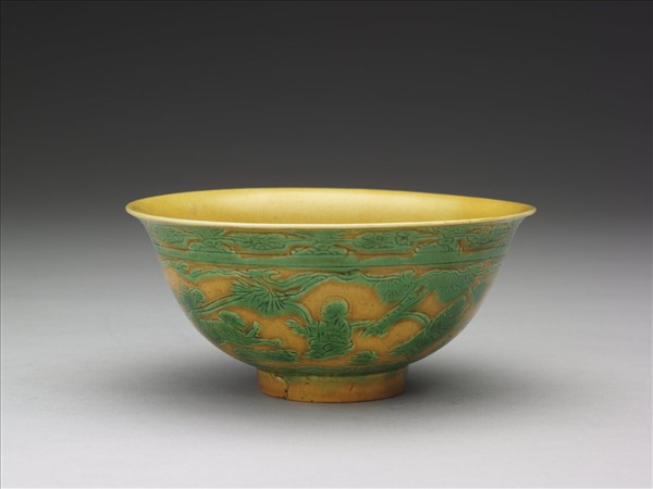 黃地綠彩嬰戲圖碗