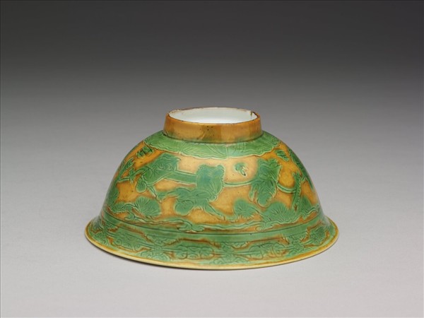 黃地綠彩嬰戲圖碗