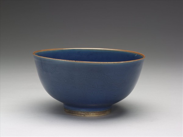 霽青釉雲龍紋墩子碗