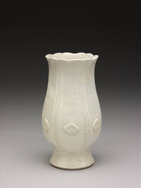 白瓷葵花式花瓶