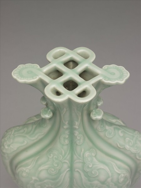 青瓷福壽海棠式瓶