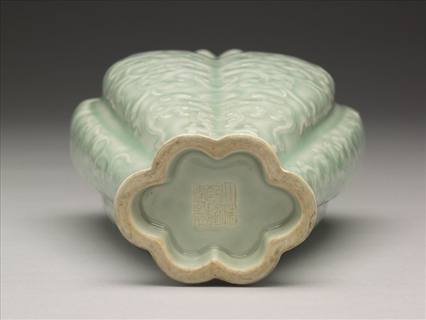 青瓷福壽海棠式瓶