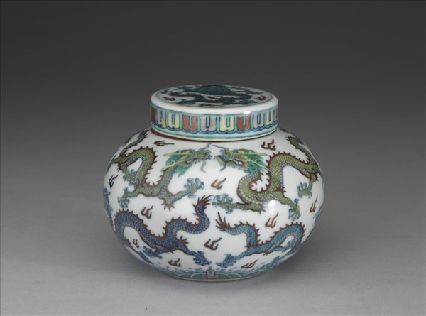鬥彩九龍紋蓋罐