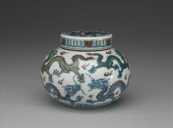 鬥彩九龍紋蓋罐