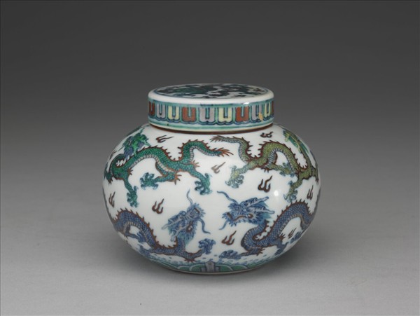 鬥彩九龍紋蓋罐