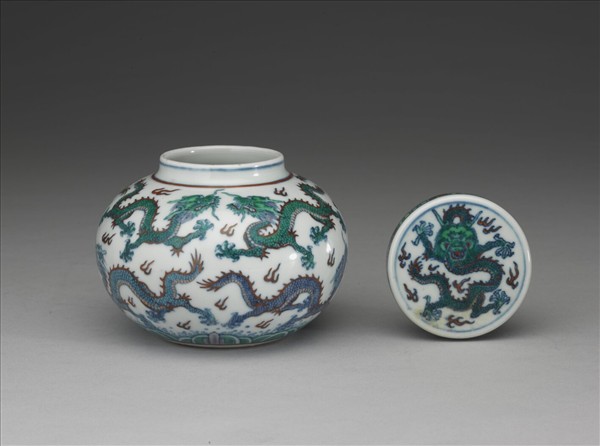 鬥彩九龍紋蓋罐