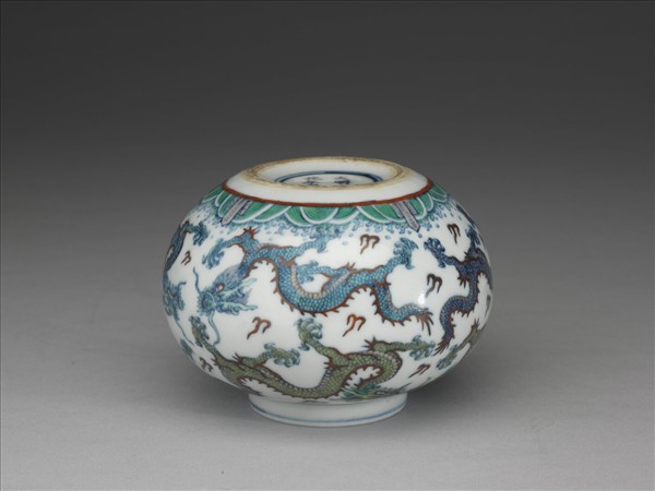 鬥彩九龍紋蓋罐