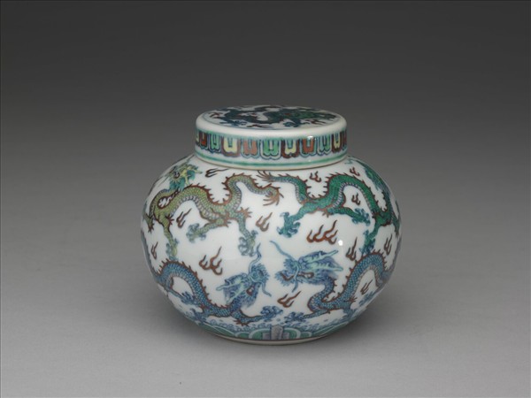 鬥彩九龍紋蓋罐