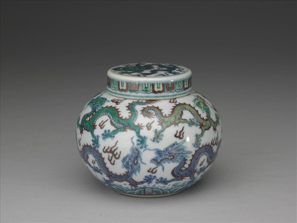 鬥彩九龍紋蓋罐