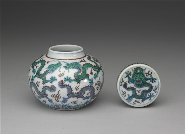 鬥彩九龍紋蓋罐
