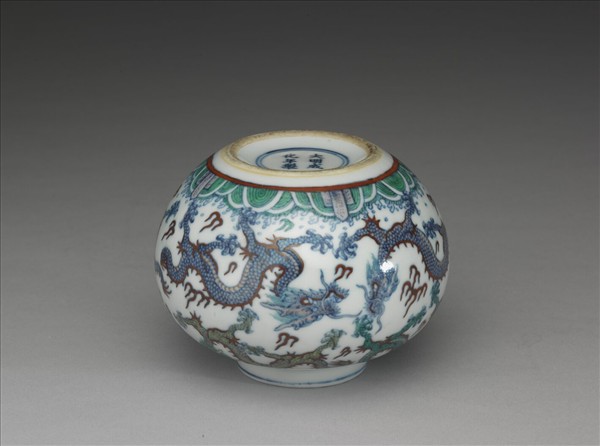 鬥彩九龍紋蓋罐