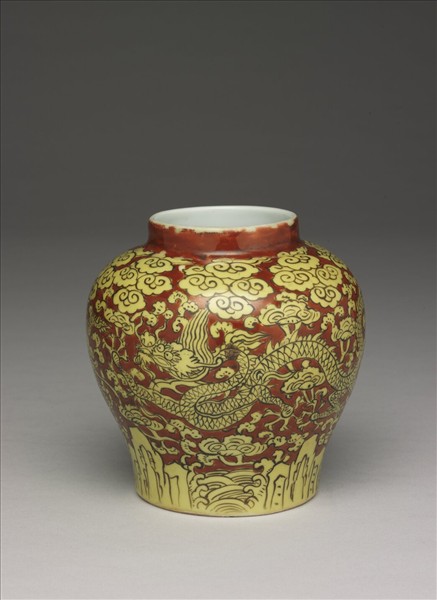 紅地黃彩雲龍紋罐