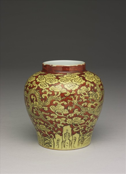 紅地黃彩雲龍紋罐