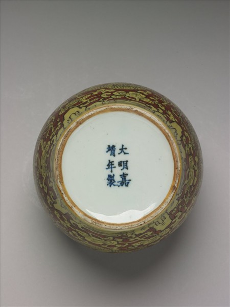 紅地黃彩雲龍紋罐