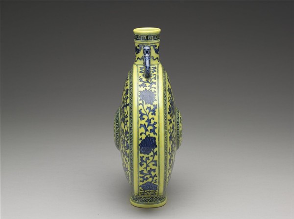 黃地青花八仙祝壽圖雙耳扁壺