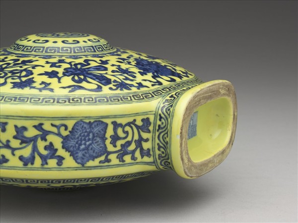 黃地青花八仙祝壽圖雙耳扁壺