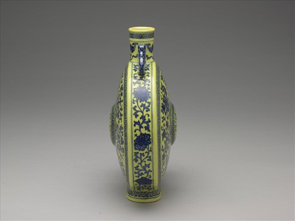 黃釉青花暗八仙紋扁壺