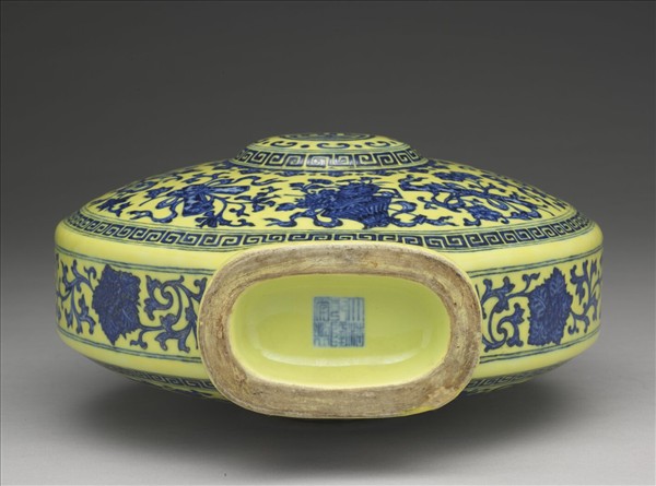 黃釉青花暗八仙紋扁壺