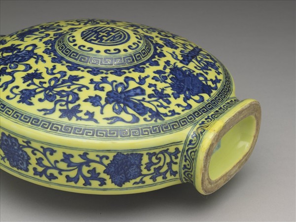 黃釉青花暗八仙紋扁壺