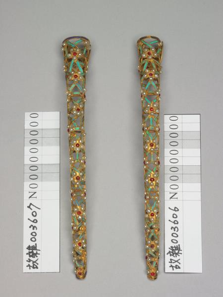 鏤空點翠鑲珠冰梅紋指甲套