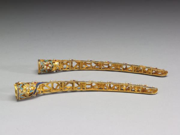 鏤空點翠鑲珠冰梅紋指甲套