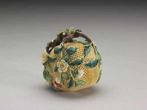 象牙鏤雕梅子盒