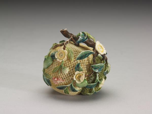 象牙鏤雕梅子盒