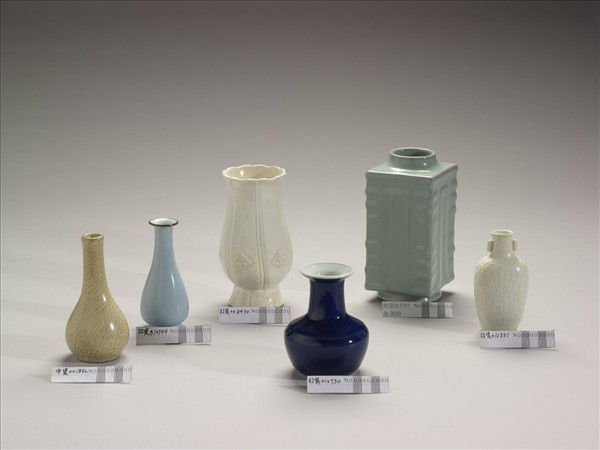 白瓷葵花式花瓶