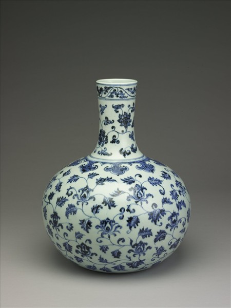青花花卉紋天球瓶