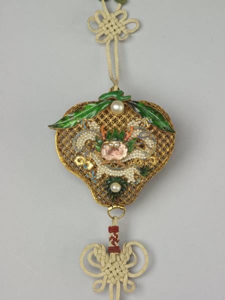 銅鍍金纍絲嵌珠寶桃式香包