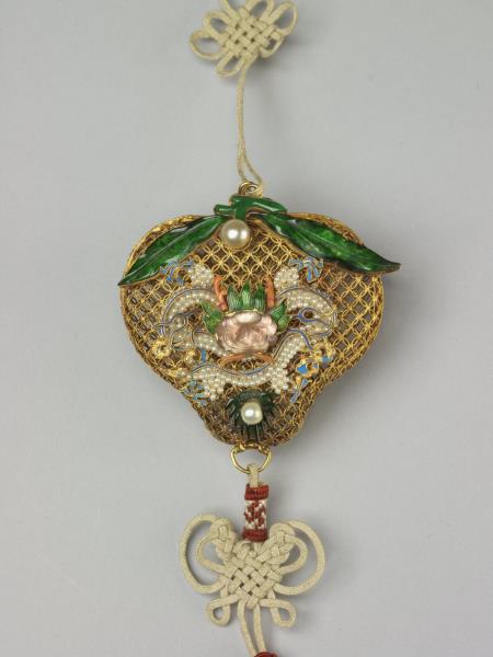 銅鍍金纍絲嵌珠寶桃式香包