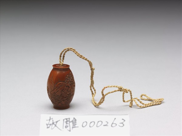 橄欖核雕花卉扇墜