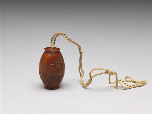 橄欖核雕花卉扇墜