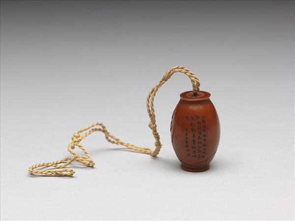 橄欖核雕花卉扇墜