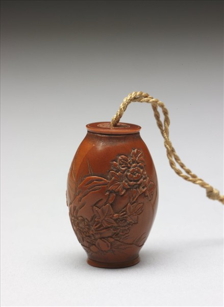 橄欖核雕花卉扇墜