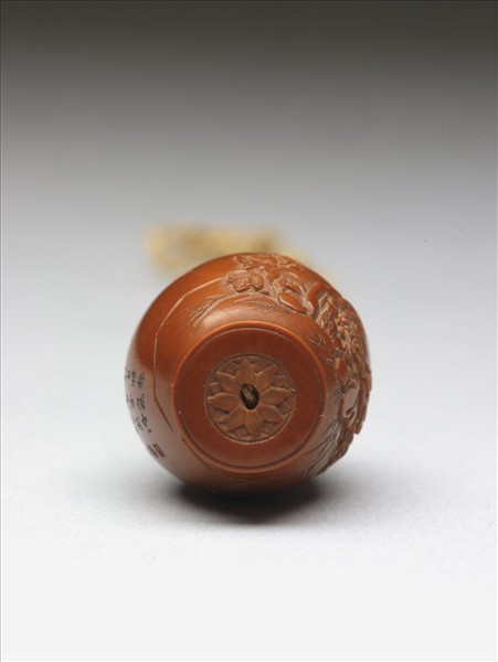 橄欖核雕花卉扇墜