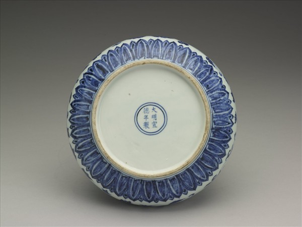 青花四季花卉蓋罐