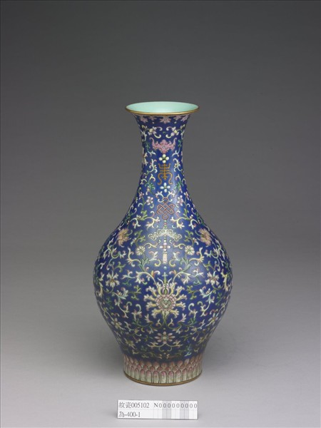 粉彩藍地福壽番蓮紋瓶