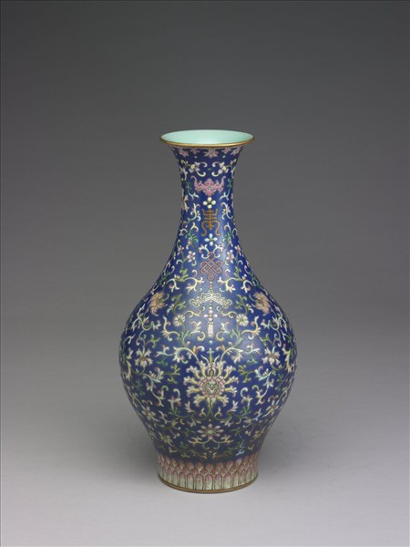 粉彩藍地福壽番蓮紋瓶