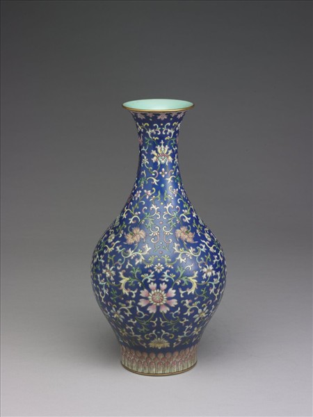 粉彩藍地福壽番蓮紋瓶