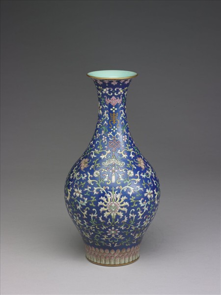 粉彩藍地福壽番蓮紋瓶