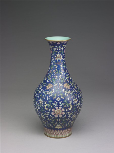 粉彩藍地福壽番蓮紋瓶