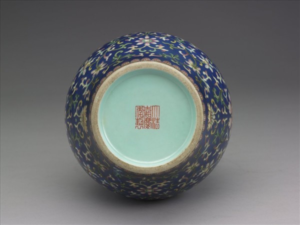 粉彩藍地福壽番蓮紋瓶