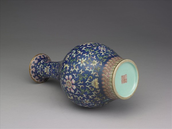 粉彩藍地福壽番蓮紋瓶