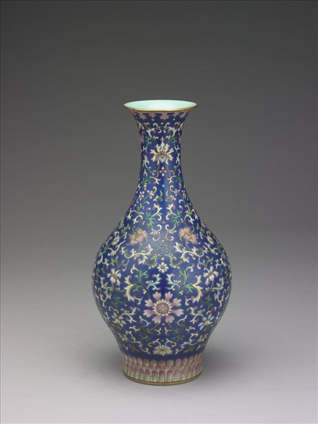 粉彩藍地福壽番蓮紋瓶